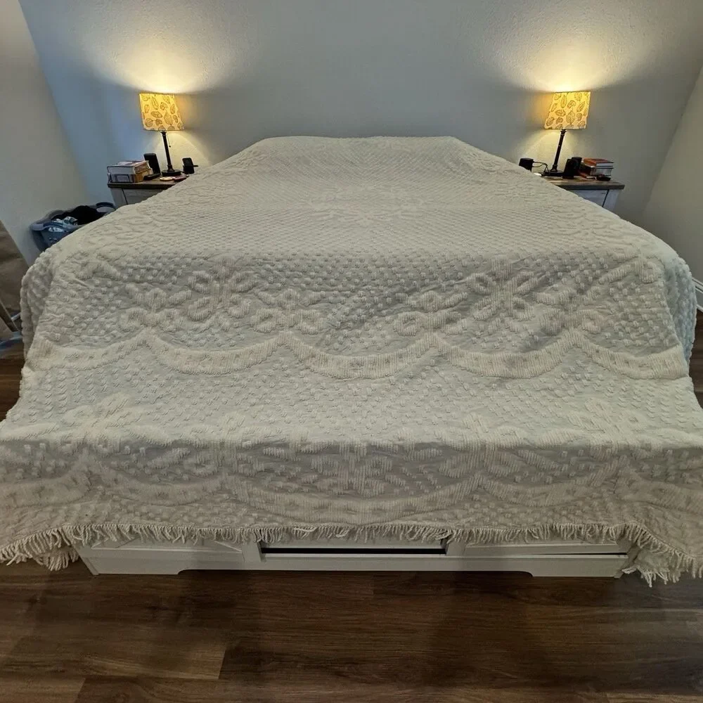 Hobnail Bedspread Chenille King Vtg 110x115 Medallion Farmhouse Ivory Fringe